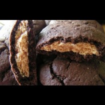 Шоколадова фантазия: Бисквитки пълни с фъстъчено масло, готови само за 10 минути!