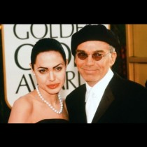Неузнаваем: Вижте как изглежда бившият съпруг на Анджелина Джоли