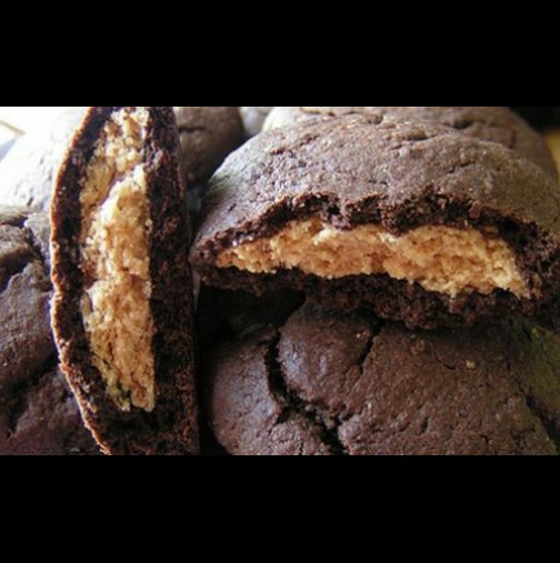 Шоколадова фантазия: Бисквитки пълни с фъстъчено масло, готови само за 10 минути!