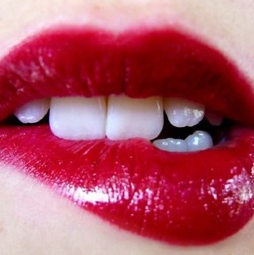 Фантастичен трик: Как да запазите червилото на устните цял ден!