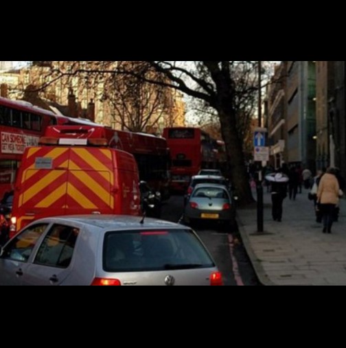 Извънредно! Вижте какво се случва в Лондон! Евакуираха центъра, кръжат хеликоптери, прииждат пожарни!!!
