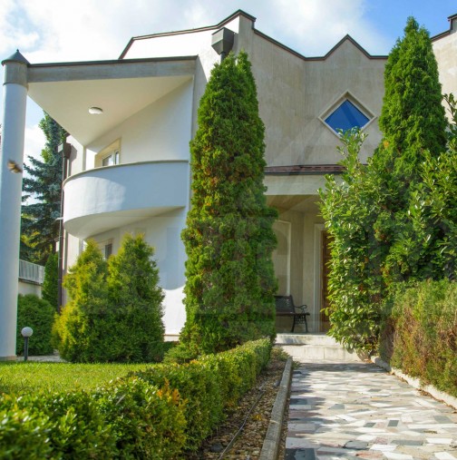 Вижте една от най-скъпите къщи в България! Отвън е като дворец, но това, което се крие вътре...