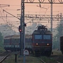 Вижте как се изгаври пиян началник гара с полицията