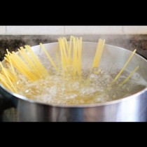 ВИДЕО: Знаете ли, че цял живот грешно сте варили спагетите?