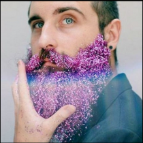 Най-новата странна мода при мъжете – бради с брокат! (Снимки)
