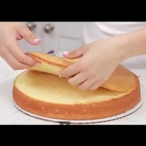 (Видео) Тя извадила горната част на блата за тортата, а когато видите какво направила след това, веднага ще се хванете за работа!