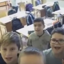 Срам и позор! Потресаващо видео с деца във втори клас, които пеят песен на Азис в междучасието