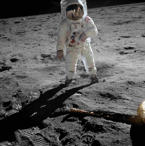 Кацането на Луната на Нийл Армстронг е било фалшиво! Вижте кой го е заснел (Видео-Интервю)
