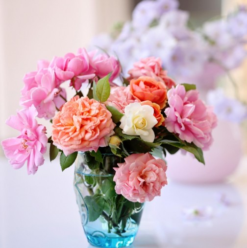 Сложете само тези 2 съставки във вазата и цветята ви ще изкарат над 15 дни без да увехнат