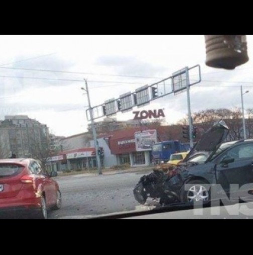 Жестока катастрофа в Пловдив, две коли се размазаха челно!