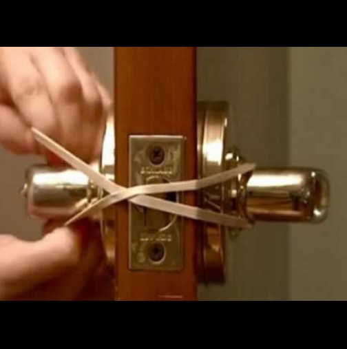 Когато видите защо e сложила ластик през ключалката на вратата, веднага ще направите същото! 