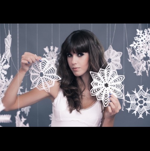Броени дни преди Коледа: Вижте как да си направите снежинки от хартия (Видео)
