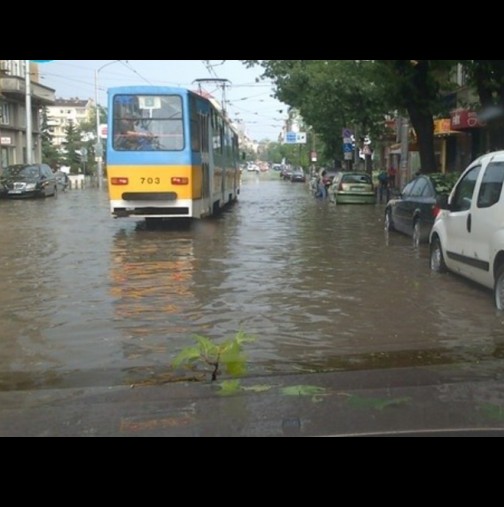 Извънредно: Потоп след проливния дъжд в София, два булеварда са под вода