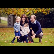 Интернет отново гръмна: Какво не е наред със семейния портрет на кралското семейство?