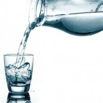 Ето точно колко вода да изпиете преди да хапнете, за да топите килограми без диети