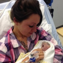 Малкият герой: Спаси живот само броени минути след раждането си  ... Докторите многократно предлагат на двойката бебето да бъде ...