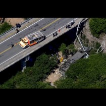 Автобус падна от мост, загинаха 43 гранични полицаи