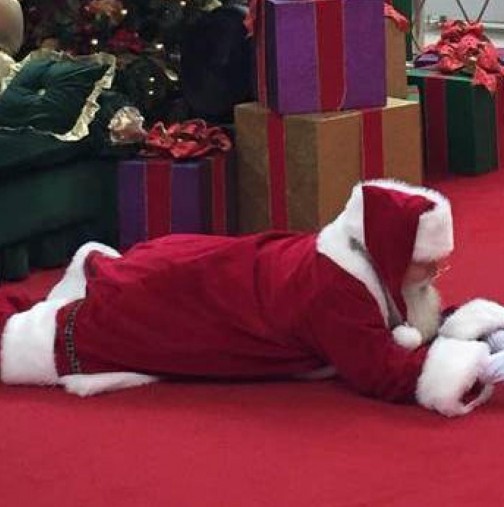 Дядо Коледа лежи на земята пред смаяните погледи на хората, но вижте причината да го прави!