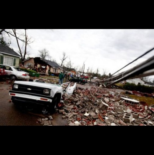 Апокалипсисът се стовари върху Америка по Коледа - Мощни бури и силни наводнения взеха човешки жертви