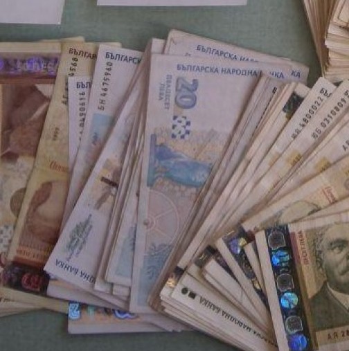Случва се нещо странно! Възрастни хора масово теглят големи суми от банките!