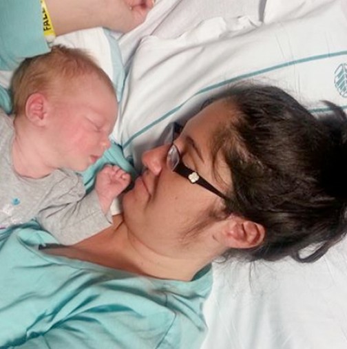 Тази майка умира след раждането на детето си, но докторите поставиха бебето върху гърдите й и това, което последва бе чудо