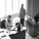 Шокиращо видео: Офис служителка скача през прозореца след критика от шефа