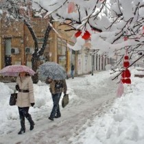 България в снежен капан! Селища без ток, училища в дървена ваканция! Вижте как стихията парализира страната!