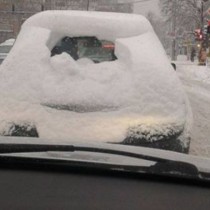 Супер трик за почистване на стъклата на колата от снега за 2 секунди