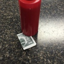 На един сервитьор му оставили бакшиш на масата, но когато видял какво има на банкнотата ... останал шокиран!