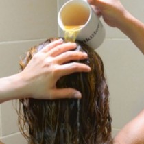 Тя изми косата си с една чаша оцет. Резултатът ще ви накара и вие да пробвате