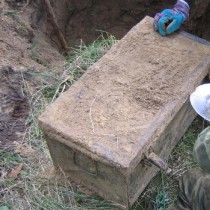 Те откриха заровен сандък, а когато надникнаха вътре ...Невероятно!