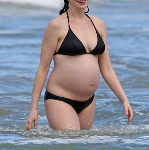 (Снимка) Вижте коя холивудска актриса е бременна и папараците най-накрая я изловиха за снимка!