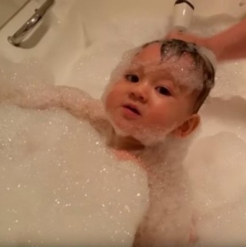 Имали само добро намерение: Снимали бебето как се къпе, но потребителите изригнаха с много отрицателни коментари
