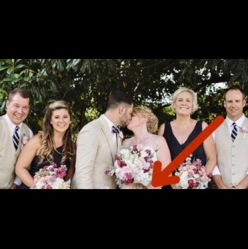 Булката и младоженеца се целуват за снимката. Но погледнете малката шаферка - тя събра погледите на всички!