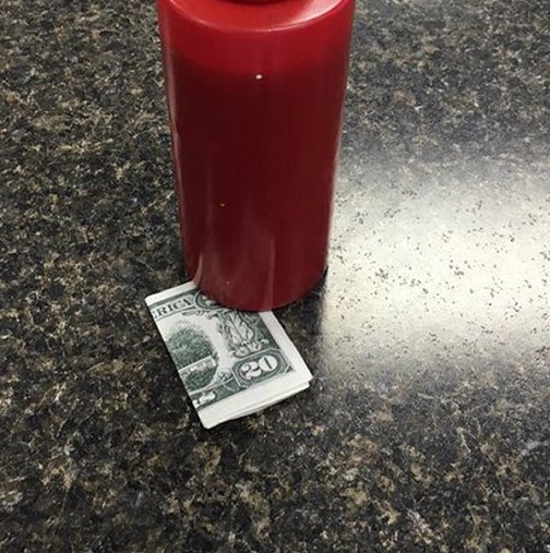На един сервитьор му оставили бакшиш на масата, но когато видял какво има на банкнотата ... останал шокиран!