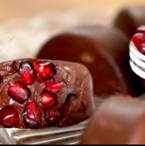Десерт за 5 минути: Уникални шоколадови бонбони със зърна от нар!