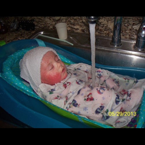 Тази отчаяна майка прекарва цяла нощ в интернет, докато бебето й лежи в мивката. Каква потресаваща история!