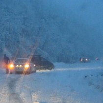 Потресаващи снимки в момента от пътя край Варна! Хора спасяват закъсалите. Всички са си купили винетки!