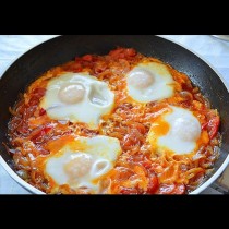 Яйца по фантазьорски- лесна вечеря за умрели от глад хора (бързо, вкусно и сочно)