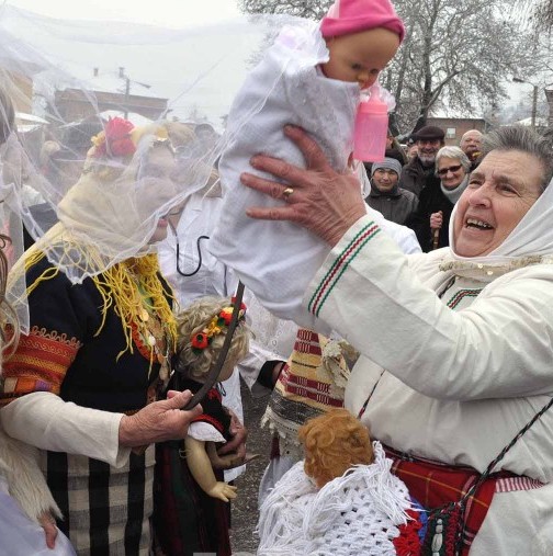 Днес е един от големите народни женски празници-Бабинден-Извършва се "влечугане" на бабите-Вижте какво още се прави!