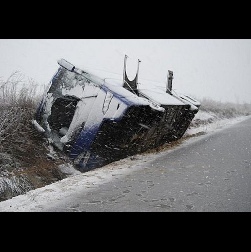 Ексклузивно: Автобус се преобърна край Търново, има пострадали!