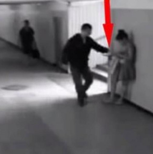 Шокиращо видео на крадец, който взима телефона от жена-Това, което се случи 14 секунди по-късно, ще ви смая!
