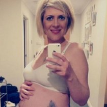 32-годишна смела майка на 2 деца се показа гола, за да окуражи хора, които имат същата страшна болест