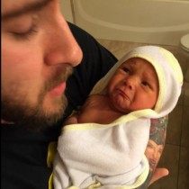 Този млад татко пусна снимка на новороденото си в интернет. Един коментар спаси живота му... 