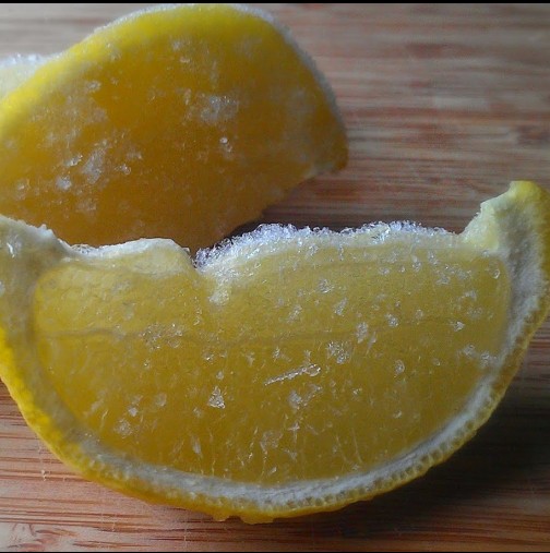 Тя взе едно резенче лимон и го сложи във фризера. Причината ще ви накара веднага да го пробвате и вие