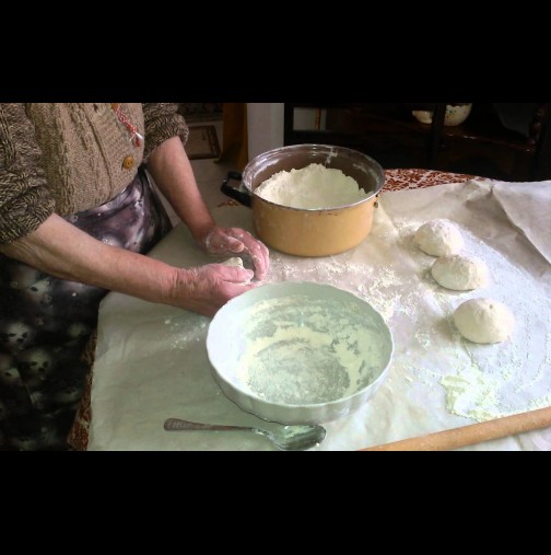 Любимите мекички на баба Райна за закуска! За първи път е разкрита тайната на бабите ни за меки и пухкави мекички /Видео/