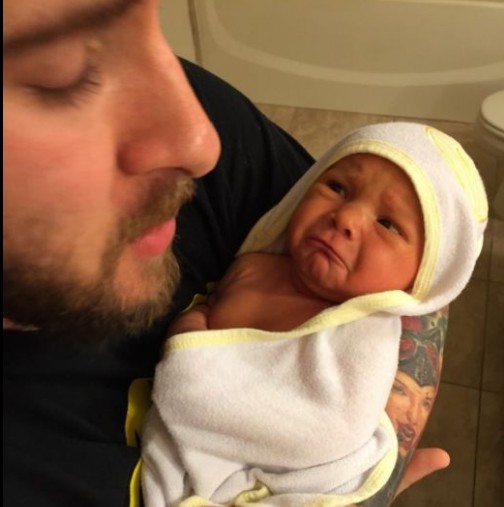 Този млад татко пусна снимка на новороденото си в интернет. Един коментар спаси живота му... 