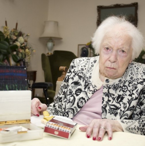 Бабичка отказала цигарите на 102 години, но уиски още надига, а е вече на ...