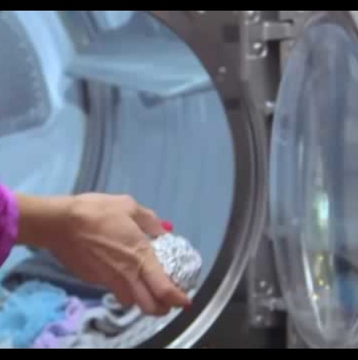 В пълна пералня сложила алуминиево фолио - Малцина знаят този гениален трик!