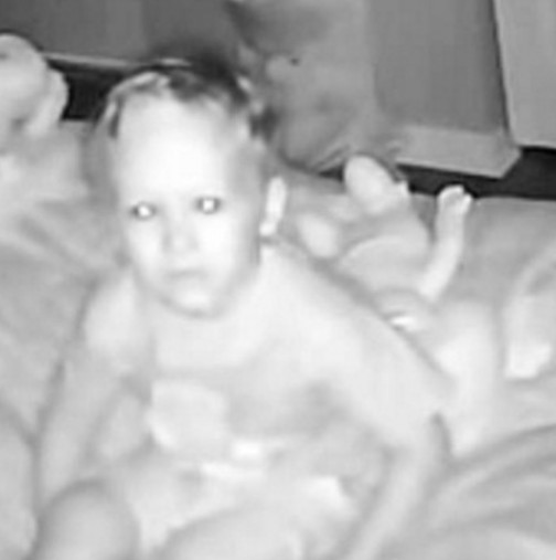Родители поставиха камера в детската стая! Когато видяха записа от нощта, изпаднаха в шок!